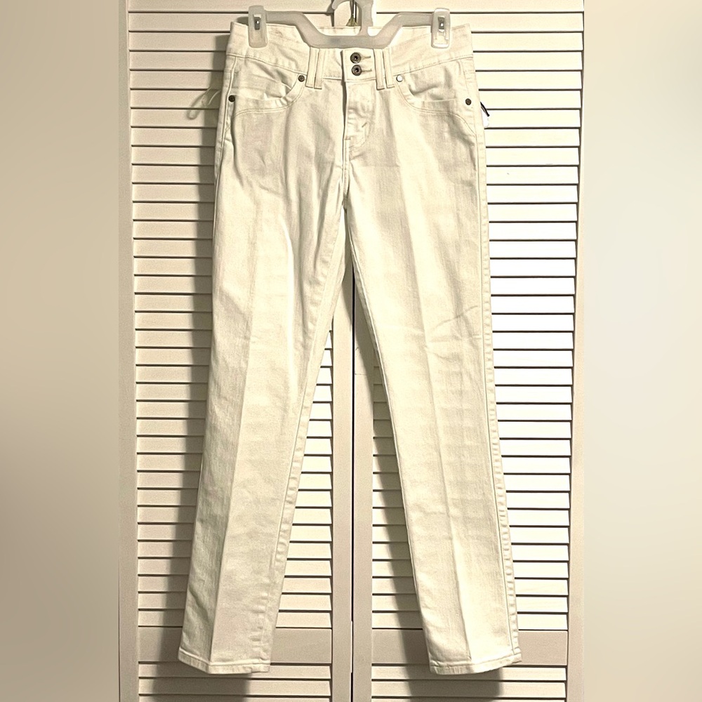 Women’s Levi’s white light denim mid rise skinny jeans. W 27, L 32.